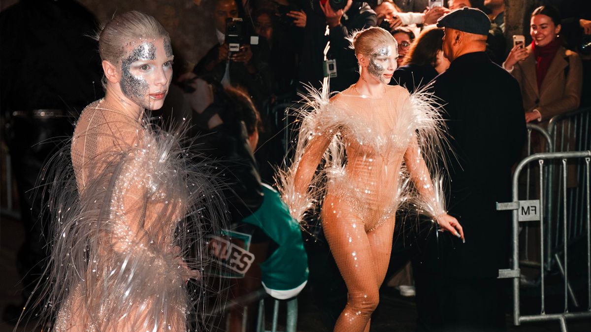 Oblečený neoblečený zadek Julie Fox zářil ve zvířecím modelu na Fashion Weeku. A to doslova!